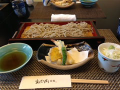 あさひ山蛍庵で昼食です。新そば食べました。