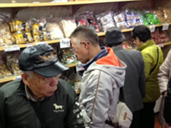 せんべいなどもあり、買い物が楽しめます。